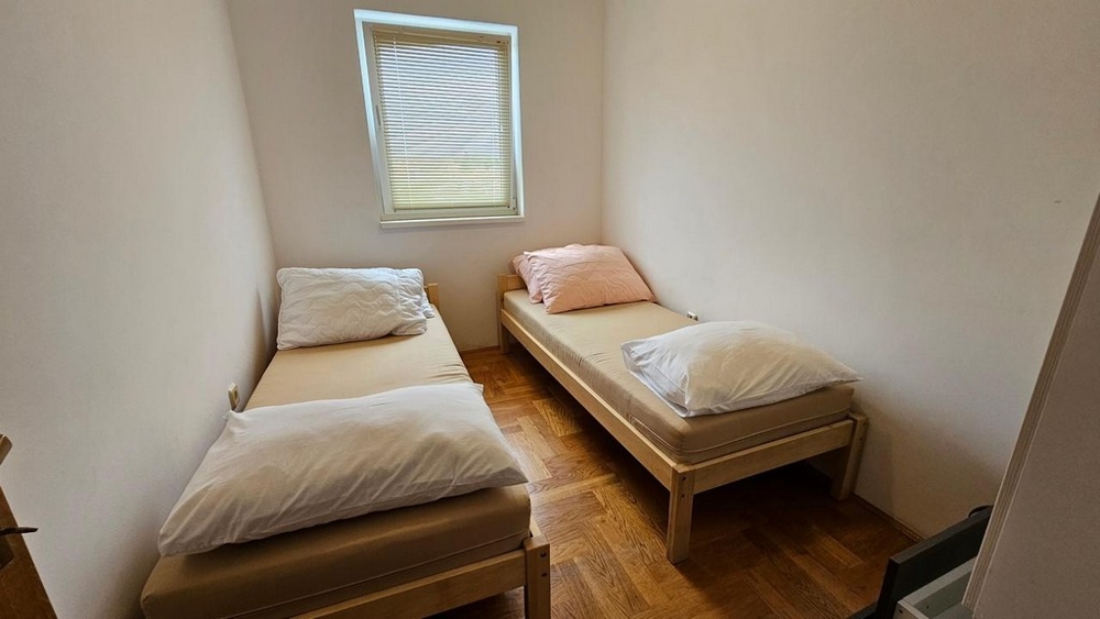 Malá spálňa s dvomi samostatnými lôžkami.