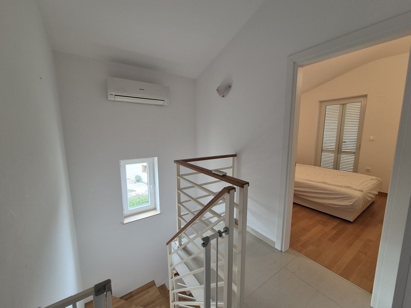 Pohľad zo schodov do spálne.