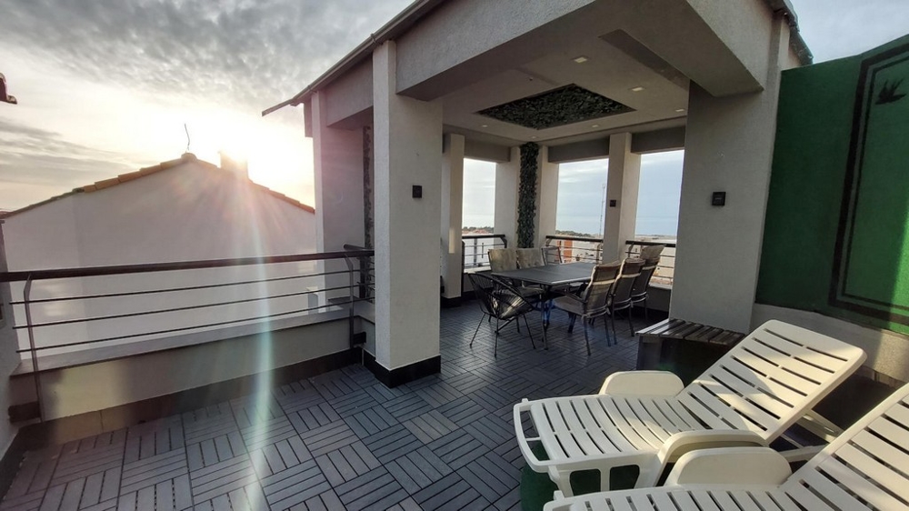 Veľká terasa apartmánu A3545 v Chorvátsku.