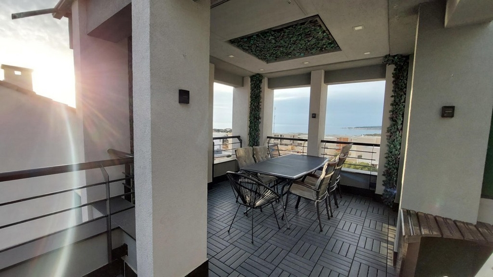 Veľká terasa s výhľadom na more nehnuteľnosti A3545 v Novalji.