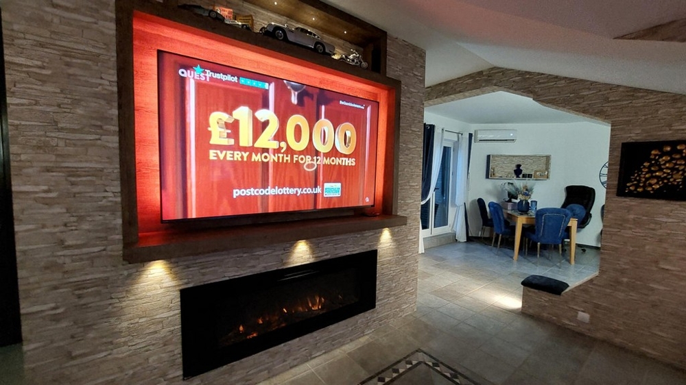 Svetlá obývacia izba s otvorenou kuchyňou a smart TV