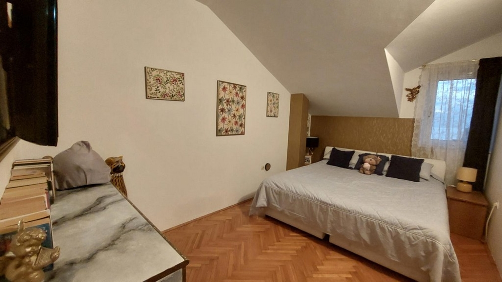 Spálňa s manželskou posteľou a oknom