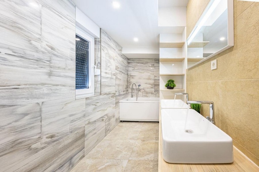 Kúpeľňa so sprchovacím kútom a moderným vybavením