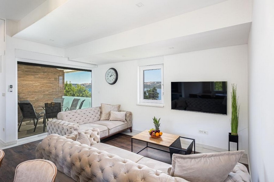 Obývacia izba a výhľad na more - apartmán A3546 na predaj v Chorvátsku.