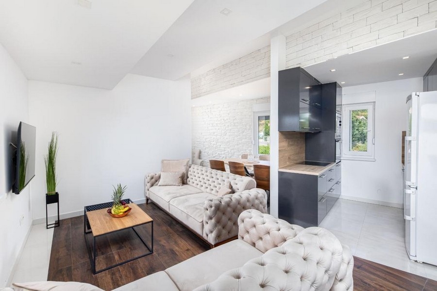 Obývacia časť s otvorenou kuchyňou a jedálenským kútom