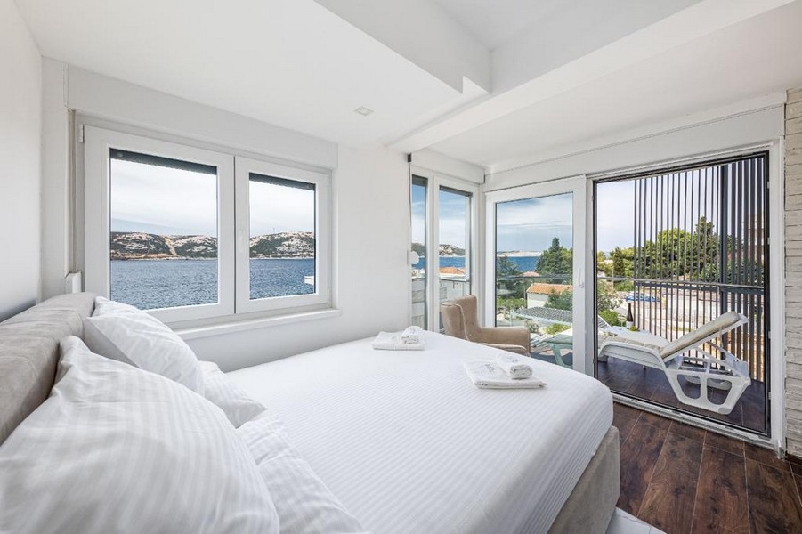 Spálňa s prístupom na terasu a výhľadom na more.
