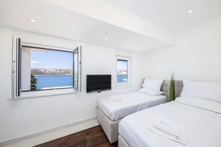 Spálňa s dvoma jednolôžkami a krásnym výhľadom na more.