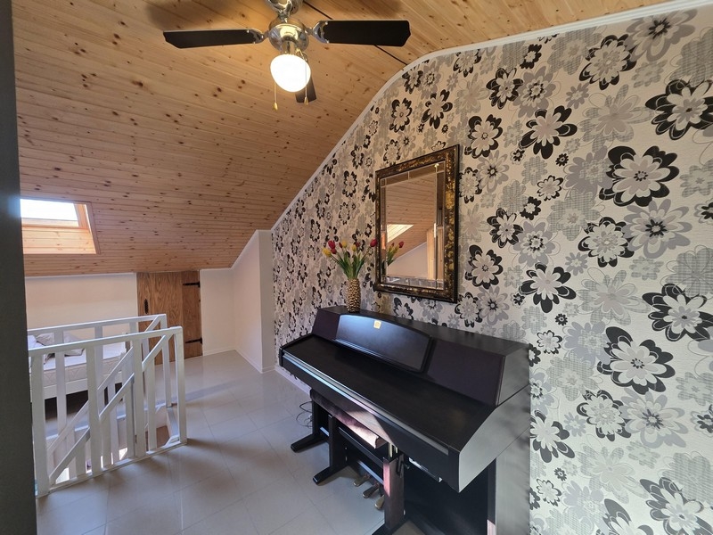 Horné poschodie s klavírom a šikmým stropom