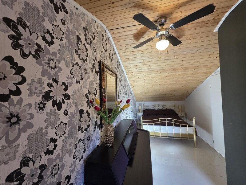 Podkrovie s tapetami a klavírom