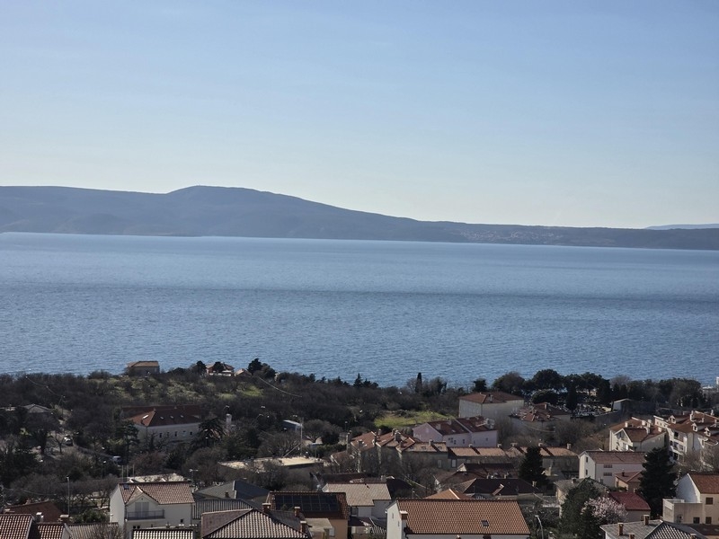 Panoramatický výhľad na more a pobrežie