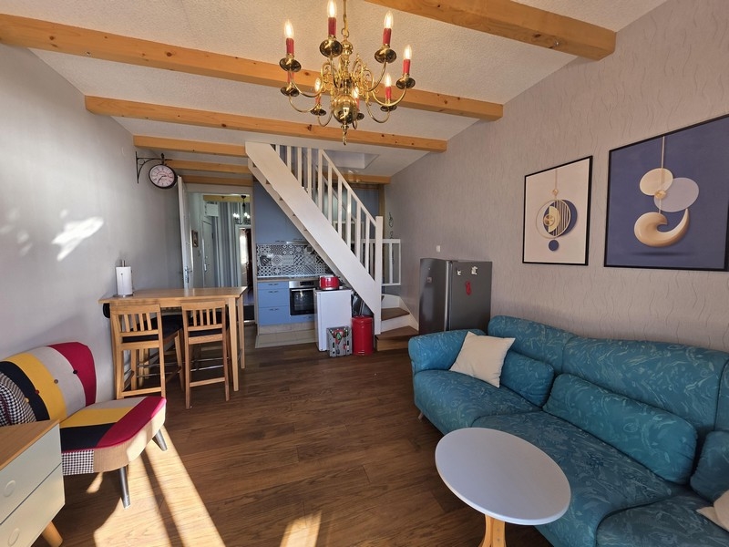 Obytná plocha a výhľad na vnútorné schodisko nehnuteľnosti A3552.