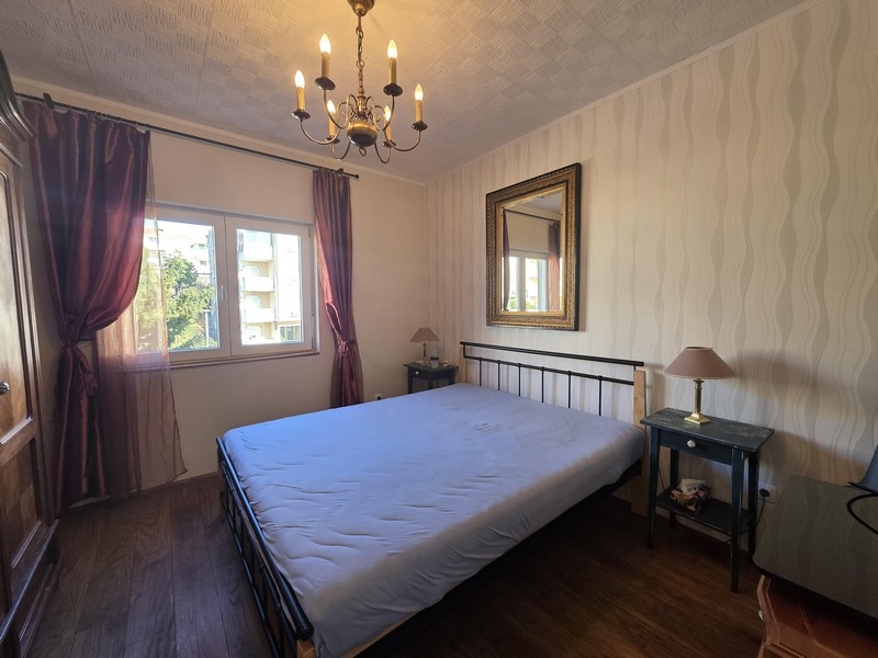 Spálňa s manželskou posteľou a klasickým nábytkom