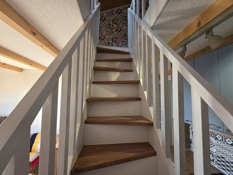 Schody do horného poschodia mezonetového bytu