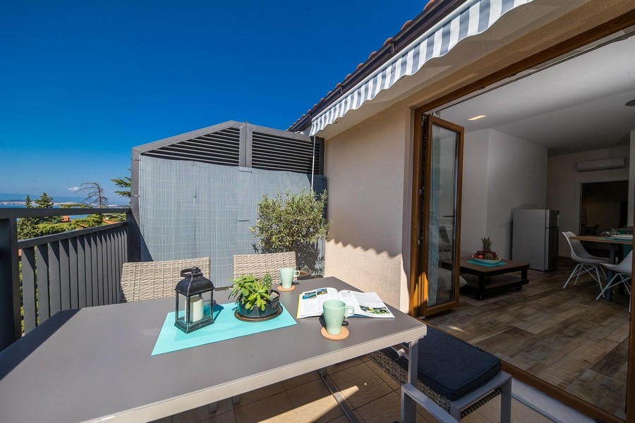 Pohľad z terasy na obytnú časť vo vnútri bytu.