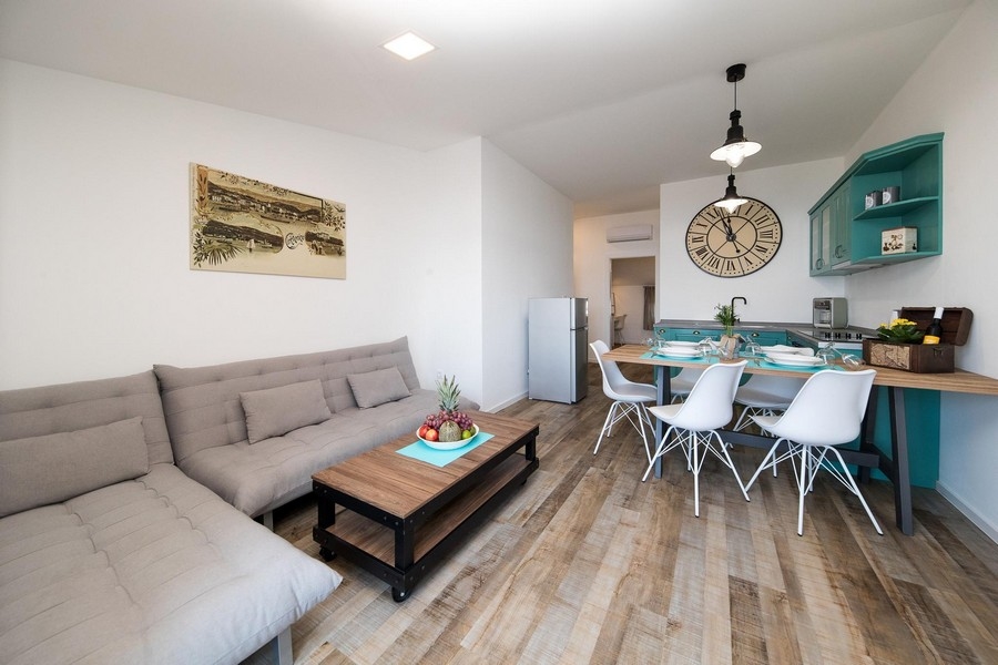 Obývacia časť s pohovkou a jedálenským stolom