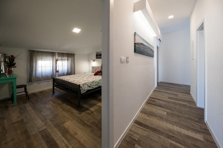 Spálňa so železnou posteľou a písacím stolom