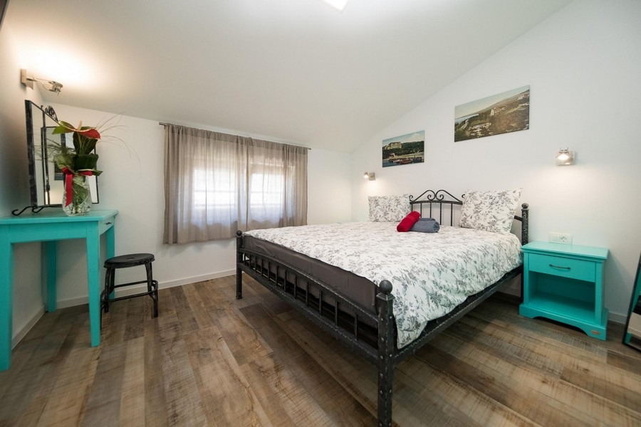 Spálňa so zelenou skriňou a toaletným stolíkom