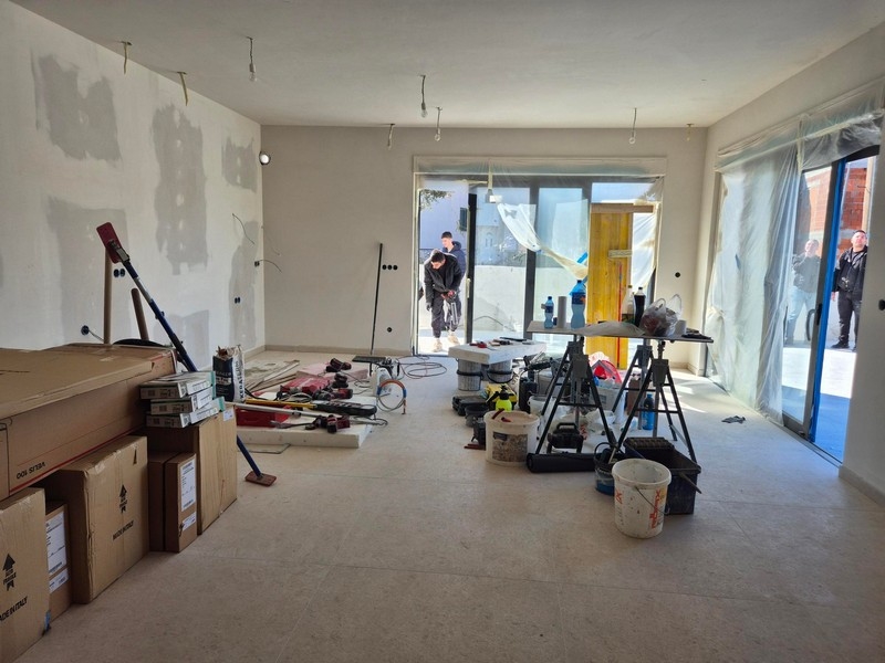 Obytná časť so stavebným materiálom a vstupom na terasu