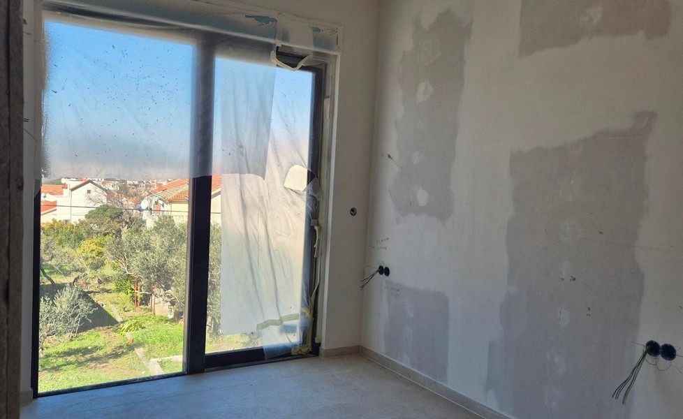 Izba s výhľadom do záhrady, veľké okno