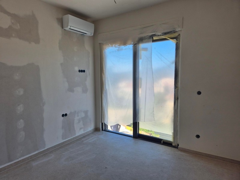 Izba s klimatizáciou a veľkým oknom vo fáze výstavby