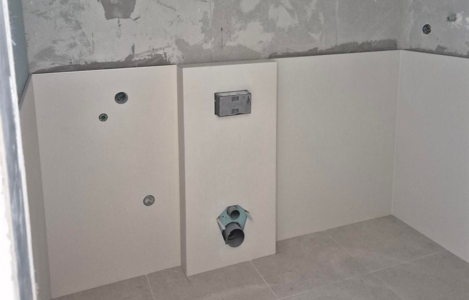 Nedokončená kúpeľňa s predstenovou inštaláciou