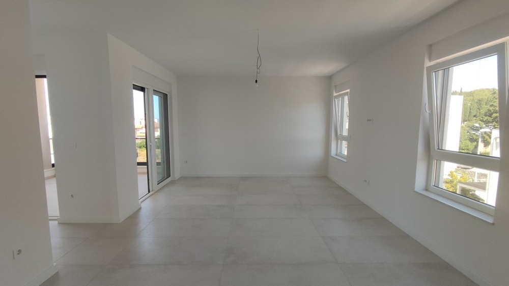 Pohľad na zadnú časť novej budovy a parkovacie miesta.