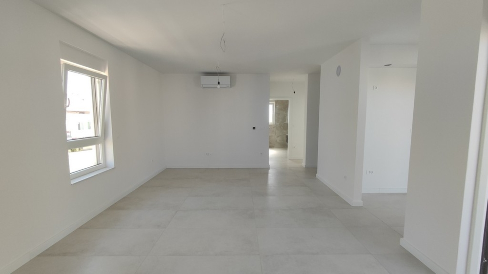 Terasa a presklená predná časť pozemku A3565 vo Vodiciach, Chorvátsko.