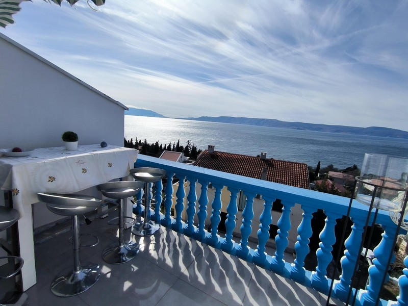 Terasa bytu A3567, ktorý sa ponúka na predaj v meste Novi Vinodolski.