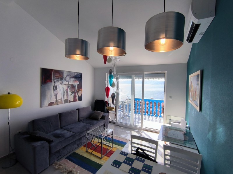 Moderná obývacia izba nehnuteľnosti A3567 v meste Novi Vinodolski, Chorvátsko.