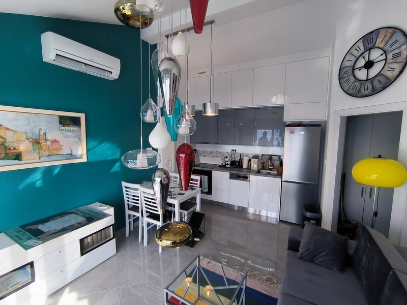 Obývacia izba s otvorenou kuchyňou a výhľadom na more