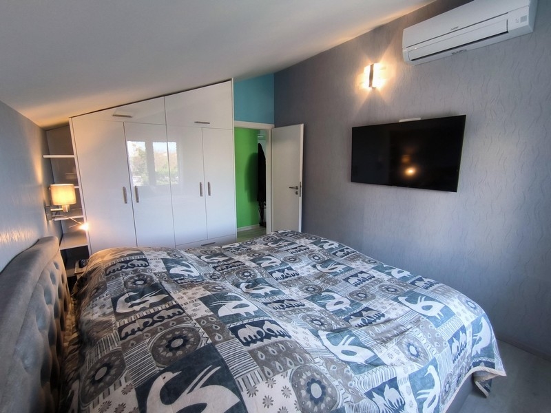 Spálňa s veľkou posteľou a TV