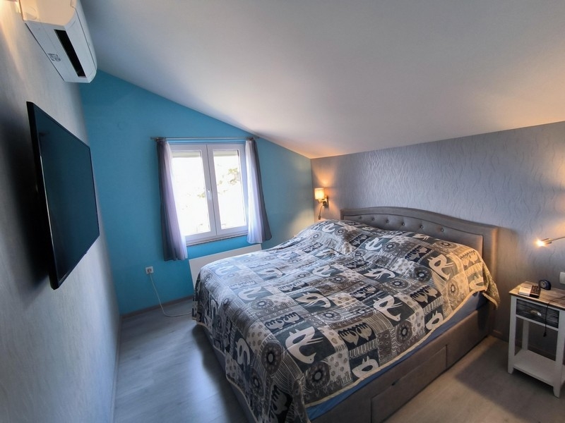 Spálňa s oknom a výhľadom