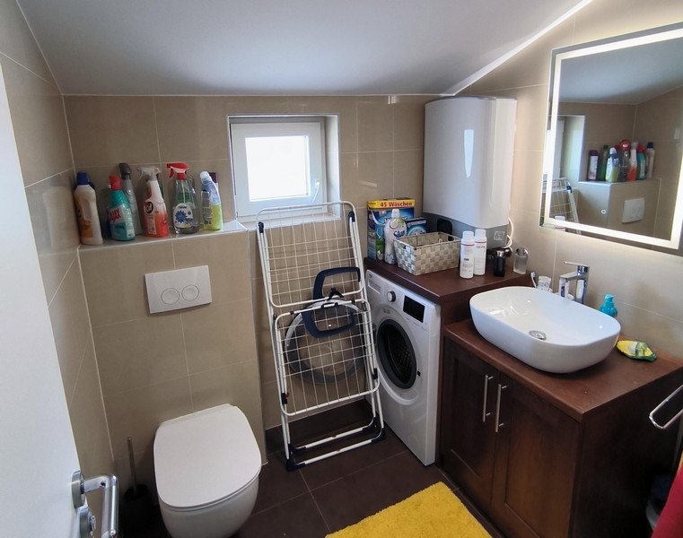 Kúpeľňa s práčkou a moderným vybavením