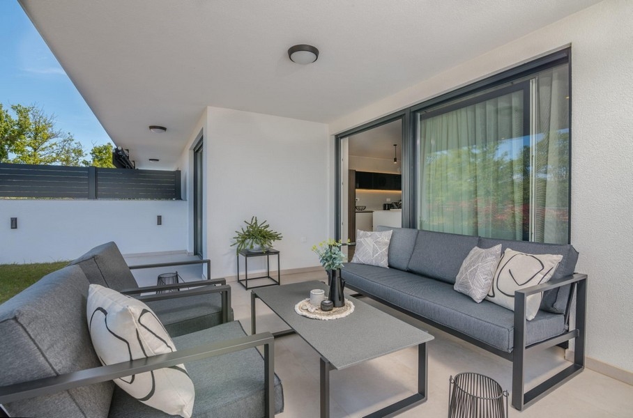 Krytá terasa s moderným posedením a výhľadom do záhrady