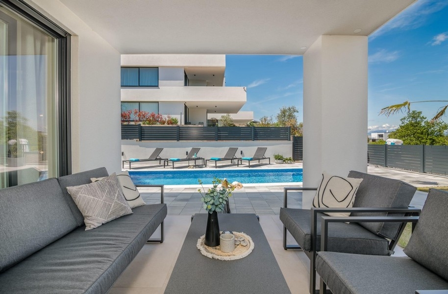 Terasa s výhľadom na bazén a ležadlami