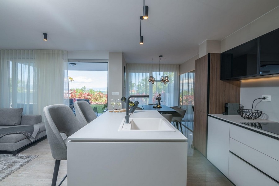 Otvorený obývací priestor s modernou kuchyňou a jedálenským kútom