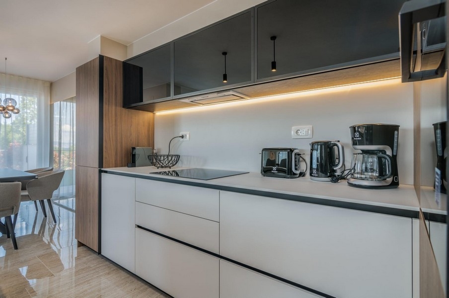 Moderná kuchynská linka s kvalitnými vstavanými spotrebičmi