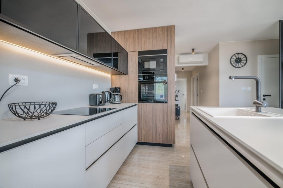 Kuchynský kút s drevenými a vysoko lesklými prednými časťami, LED osvetlením