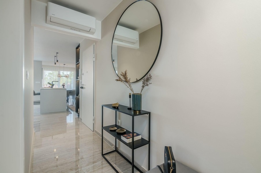Vstupný priestor so zrkadlom a štýlovou výzdobou