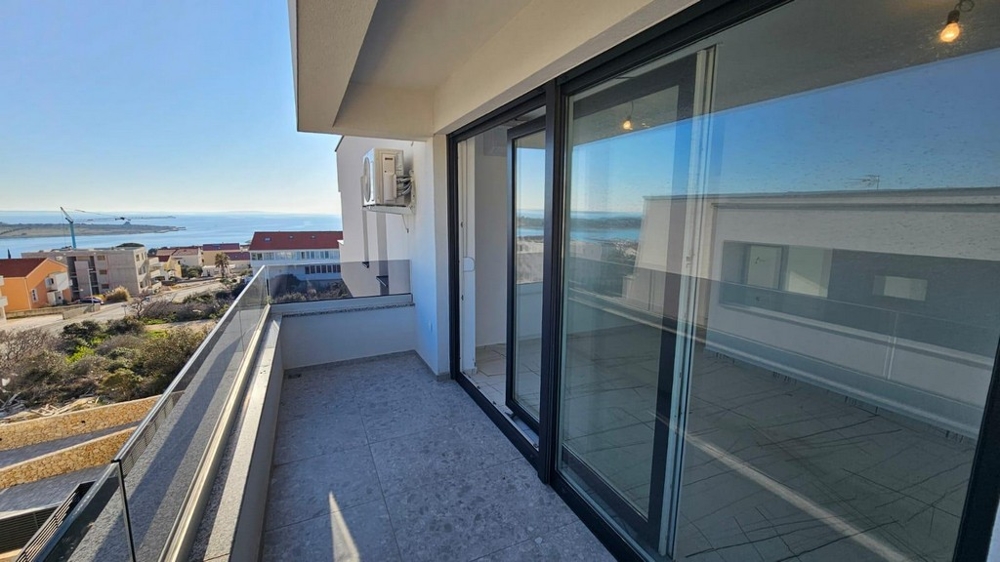 Terasa so skleneným zábradlím a výhľadom na more