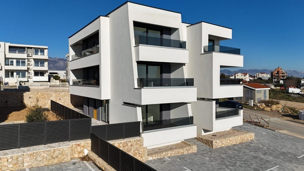 Moderný obytný komplex s balkónmi a parkovacími miestami