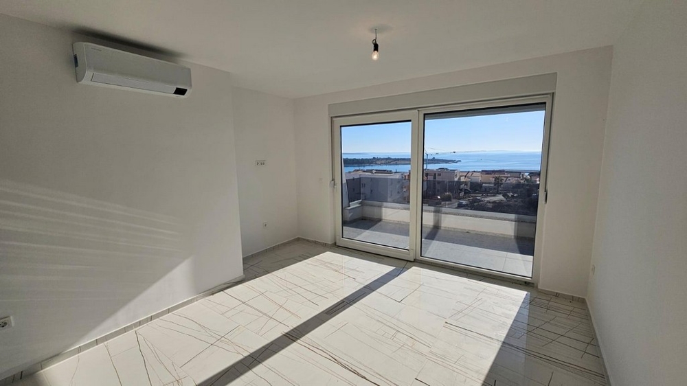 Spálňa s panoramatickým oknom a výhľadom na more