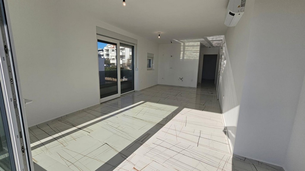 Priestranná obývacia izba s moderným dizajnom dlaždíc