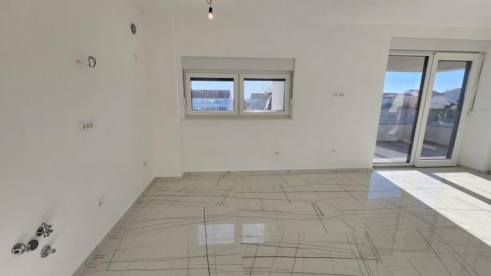 Obývacia časť s dlažbou a výstupom na terasu