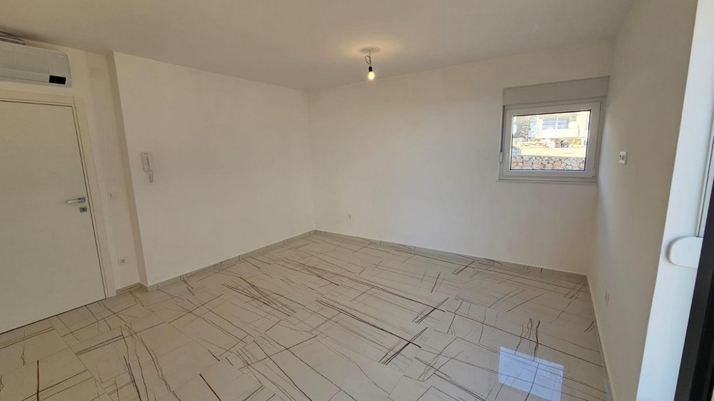 Priestranná spálňa s oknom a klimatizáciou