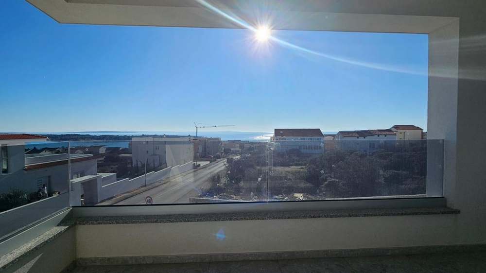 Výhľad na more z nehnuteľnosti A3583, ostrov Pag, Chorvátsko.