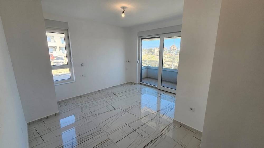 Spálňa s prístupom na balkón a veľkými oknami