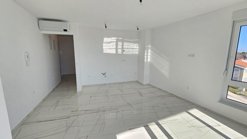 Moderný obývací priestor s klimatizáciou a množstvom prirodzeného svetla