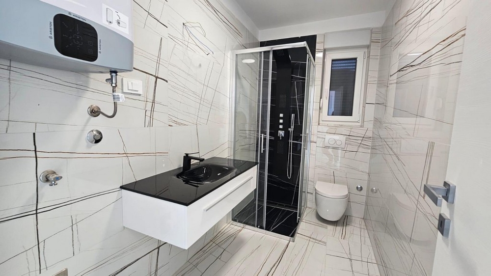 Kvalitná kúpeľňa so sprchovacím kútom a oknom