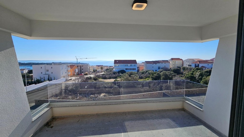 Krytá terasa s výhľadom na more nehnuteľnosti A3585 v Chorvátsku.